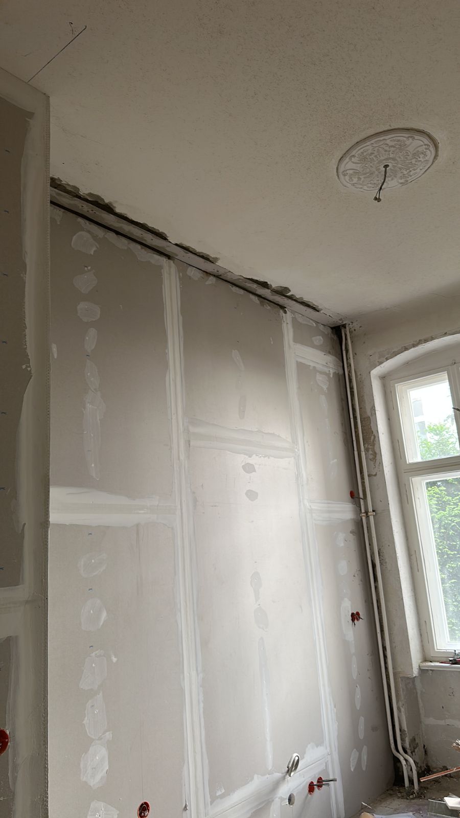 Beplankte Trockenbauwand mit gespachtelten Schraubenköpfen in einem Berliner Altbau