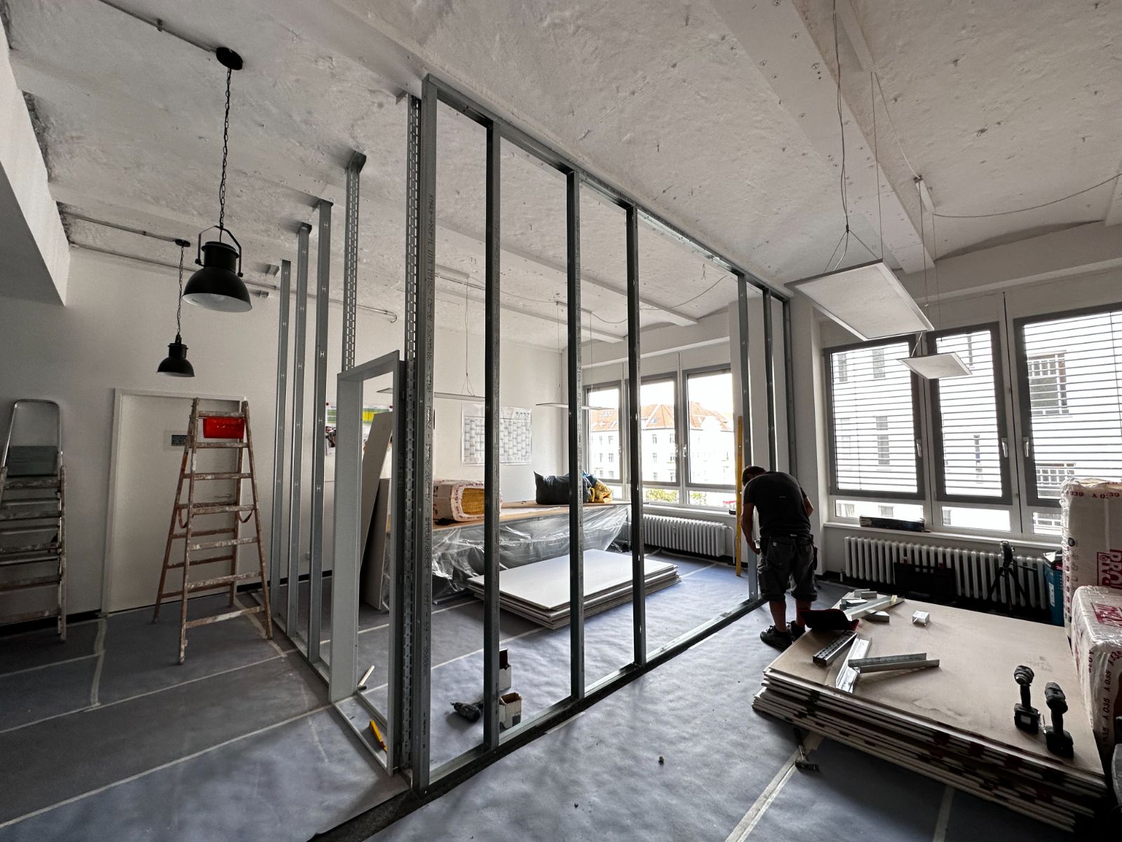 Ständerwerk aus UW- und CW-Profilen für eine Büro-Trennwand in Berlin
