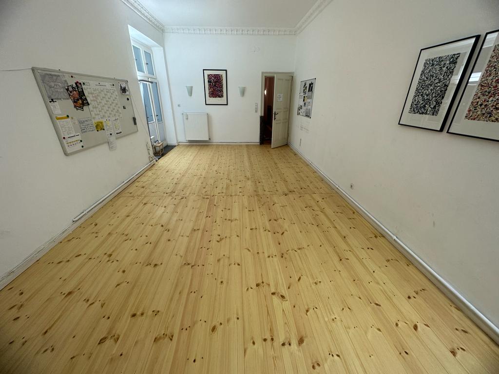 Neue Trockenbauwand als Raumteiler mit Parkett und Sockelleiste