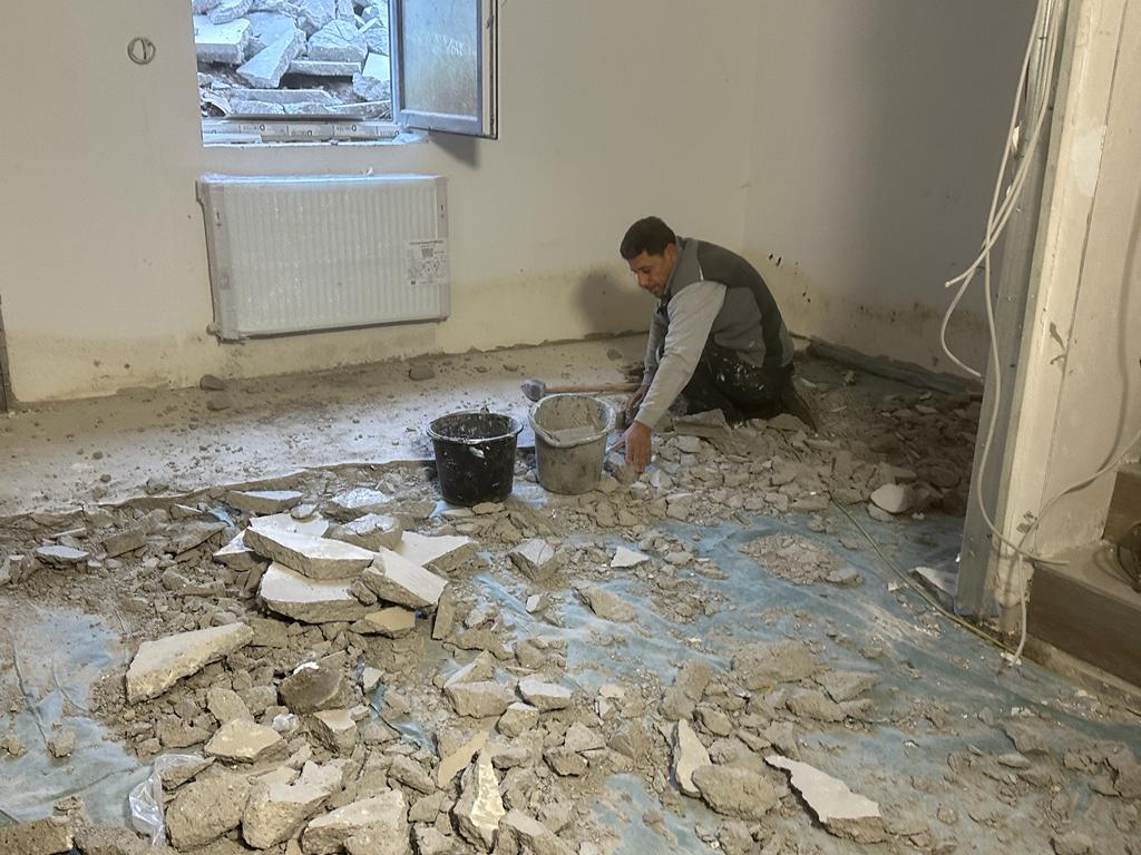 Aufgestemmter Bodenaufbau mit Bauschutt, Estrich entfernt