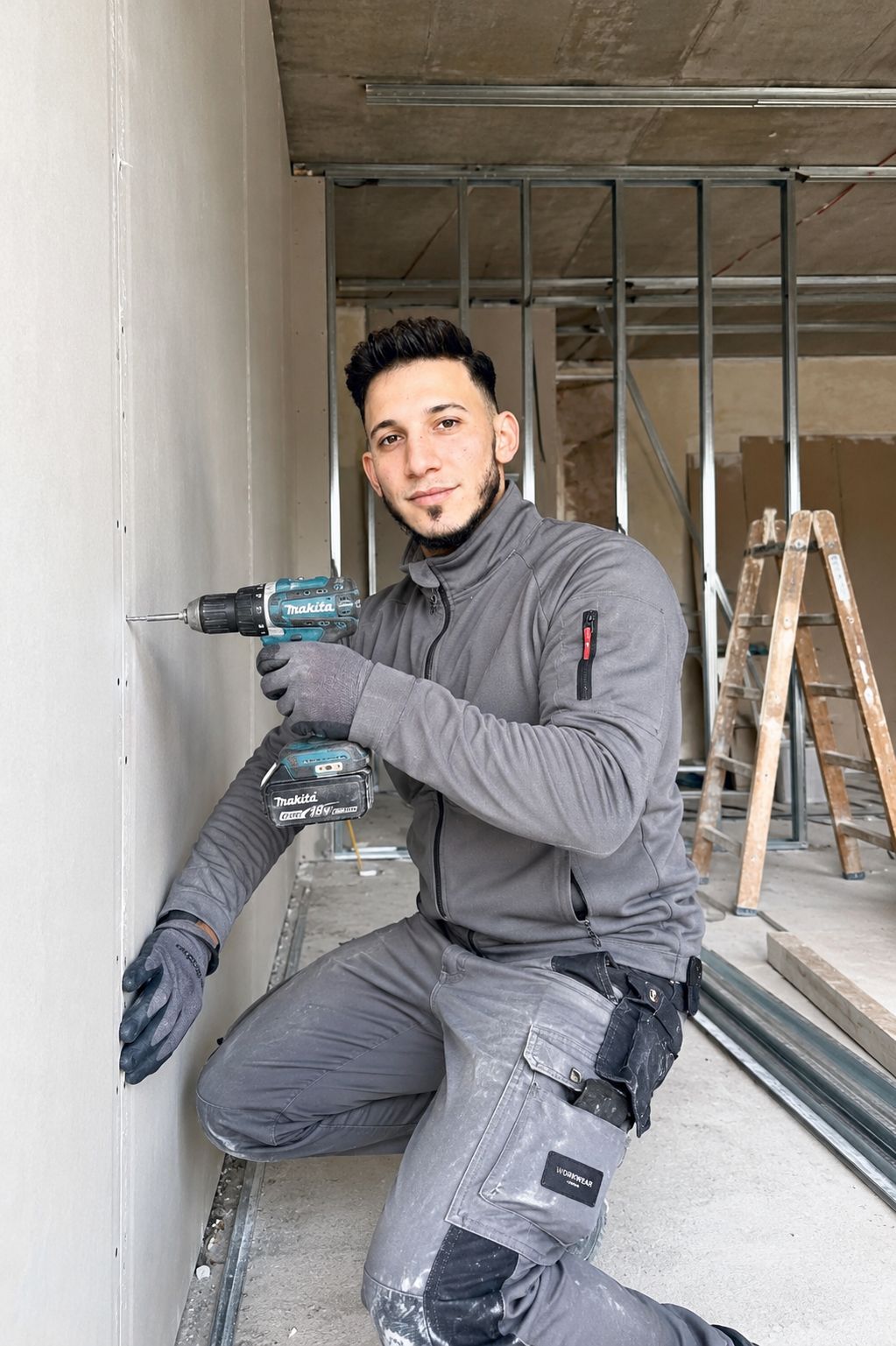 Gipskartonplatte wird am Ständerwerk verschraubt
